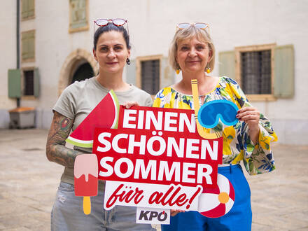 20240709_KPÖ-Freibadaktion_Sabine Wagner_Claudia Klimt-Weithaler (2).jpg
