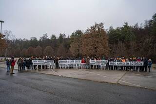 2022-12-10-Protest-Zelte-Spielfeld.jpg