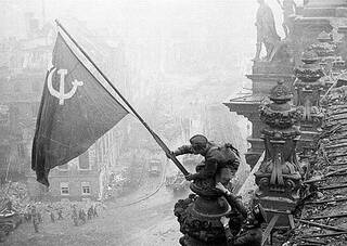 Raising_a_flag_over_the_Reichstag_2.jpg