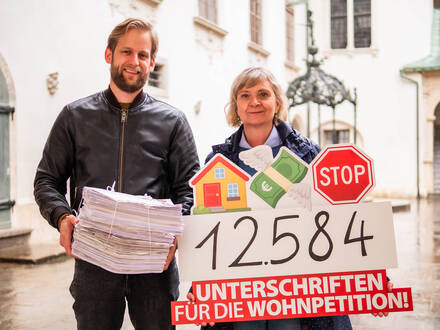 20240416_KPÖ-Wohnpetition-Übergabe.jpg