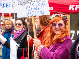 Auch KPÖ-Klubobfrau Claudia Klimt-Weithaler war im Hippie-Outfit bei der Frauentagsaktion mit dabei.